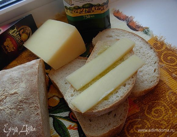 Получается восхитительный хлеб, очень вкусный, с хрустящей корочкой и нежным пористым мякишем.
Такой хлеб хорошо сочетается с маслом, как с оливковым, так и со сливочным, с сыром, с вареньем.
Приятного аппетита! 