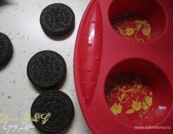 Предварительно подготовить форму для конфет, можно использовать силиконовой формой для выпечки маффинов.
Из трансферов вырезать круги, положить из в форму.
