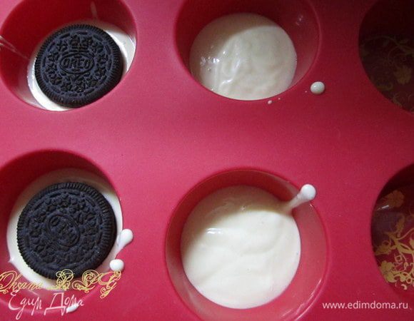 Растопить шоколад. Залить немного в каждую форму, положить печенье. Залить оставшимся шоколадом.
