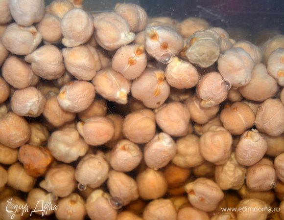 Нут залить холодной водой и оставить на ночь. Это я написала как правильно, но я в силу своей лени или несобранности, забываю замочить заранее и обычно замачиваю сразу, как только надумаю варить бобовый суп. Т.е. замачиваю и ставлю варить мясо. Итог всему этому - просто дольше варю бобы и всё...