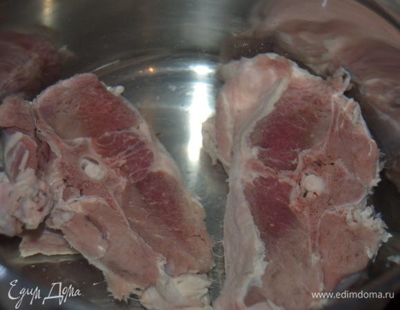 Баранину промыть,залить холодной водой и поставить вариться.Не забываем снимать пену.Варим в течении часа.