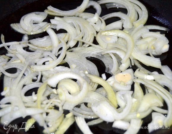Лук нарезать полукольцами и обжарить на топленом масле.