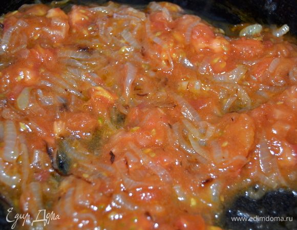 Добавить томатную пасту или свежие помидоры,предварительно сняв кожицу. Тушить минут пять.