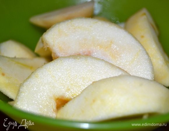 Яблоко (у меня антоновка) почистить,удалить сердцевинку и нарезать ломтиками.