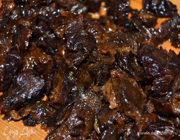 Чернослив промыть и нарезать.