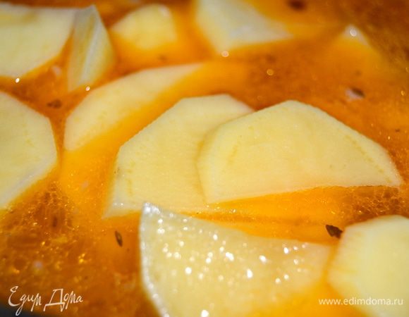 Когда нут готов, закладываем картошку, возвращаем мясо.