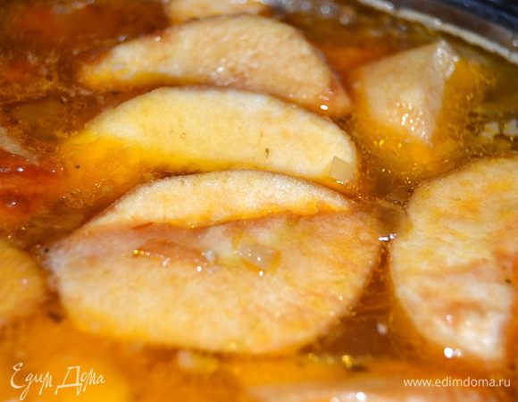 За 15-20 минут до готовности добавляем яблоки.