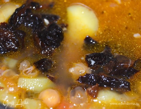 Следом за яблоками закладываем чернослив. Посолить, поперчить и варить 15-20 минут.