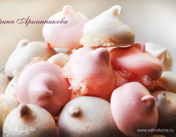 Должны легко отлепляться. Если прилипли, то поднять пергамент с меренгами и намочить противень холодной водой. Положить пергамент обратно, и повторить через несколько минут процедуру снятия безешек.