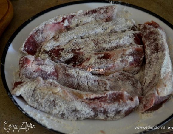 Смешать 3 ч.л чесночной соли  с 3 стол.л муки и обвалять с говядиной (Сирлоин стейк) кусками.

