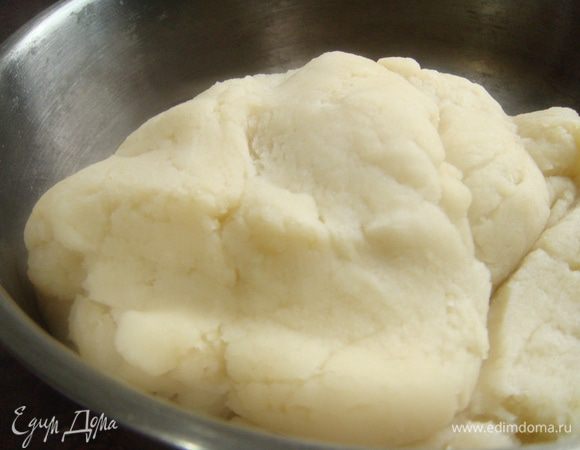 Ввести стакан (граненый) муки. Быстро энергично вымешать до образования пластичного, эластичного теста.