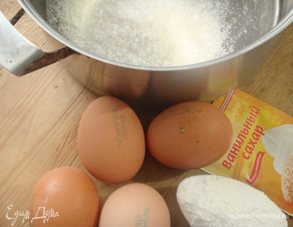 Дать отдохнуть. В это время приготовить заварной крем. Для заварного крема нам потребуется: 4 яйца, 0,5 ст.сахара, ванильный сахар по вкусу, 500 мл (граммов) молока, 2 ст.л. муки.