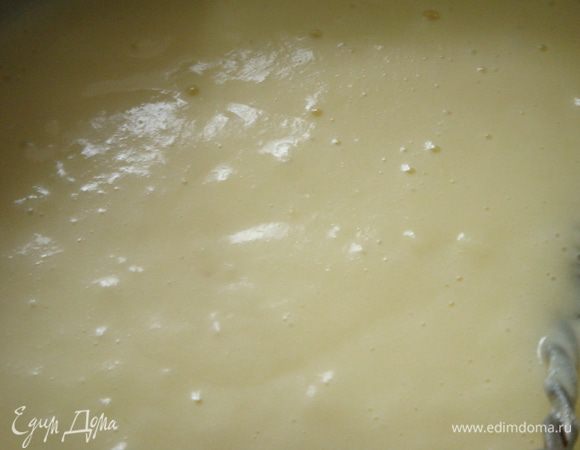 В сотейнике яйца взбить с сахаром и ванильным сахаром в пышную, как на бисквит, пену. Ввести муку, затем молоко. Вымешать. На огне довести крем до загустения, непрерывно помешивая, дабы избежать вероятности возникновения сгустков. Крем охладить, по желанию в ещё горячий крем ввести сл.масло.