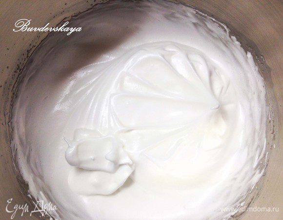 Отделить желтки от белков. Белки взбить миксером в пену, постепенно добавляя сахарный песок, щепотку соли и взбивать до появления твердых пиков.