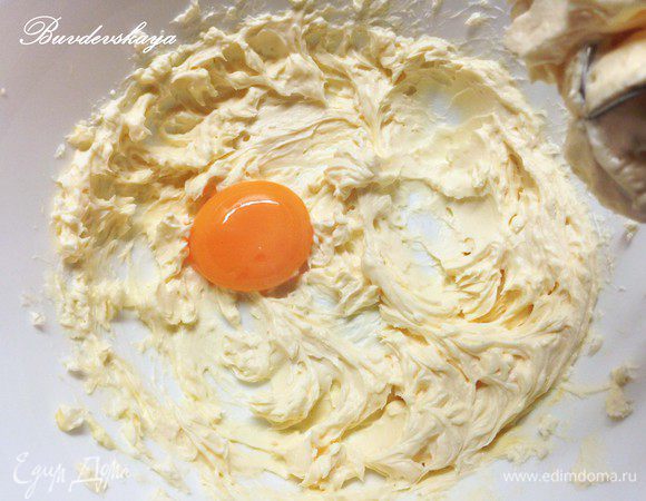 В большой миске  смешать  сливочный сыр и масло, взбить их миксером на минимальной скорости до однородности. Продолжая мешать, добавить лимонный сок и по одному желтки.