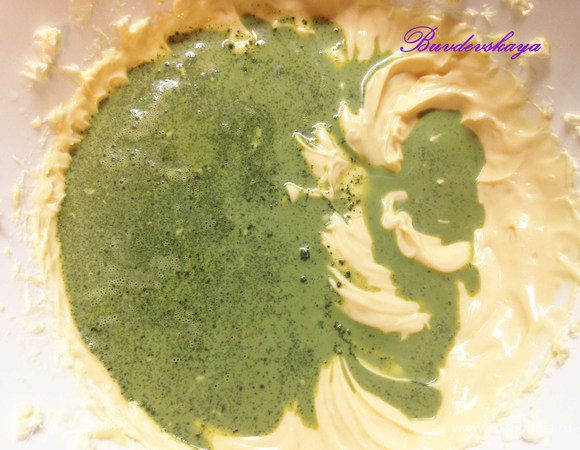 В молоке развести чай Матча и тщательно перемешать, чтобы не было комочков. Затем влить молоко в желтковую смесь и тщательно размешать. Муку просеять с крахмалом, добавить к массе и еще раз перемешать. Силиконовой лопаткой аккуратно вмешать взбитые  белки круговыми движениями снизу вверх.