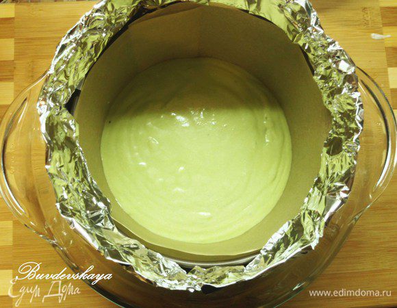 Подготовить разъемную форму для торта (у меня 16 см) выстелить бумагой для выпечки, а с внешней стороны обернyть форму в несколько слоев фольги (я сделала 4). Для крепления бумаги и фольги я использовала тоненький двусторонний скотч. Вылить в  форму смесь для чизкейка. Вскипятить воду, примерно 1 -1,5 л (в зависимости от размера формы). Поставить форму с чизкейком в глубокий противень или форму для запекания, налить кипяток, чтобы вода доходила до середины формы с тортом. Поставить в разогретый духовой шкаф до 150 °С  выпекаться на 1 час. Во время выпекания дверцу духовки НЕ ОТКРЫВАТЬ ! Через час можно проверить готовность торта  с помощью зубочистки.  Затем вынуть чизкейк из духовки, снять с формы фольгу, обод формы и бумагу с боков торта. Остудить и поставить охлаждаться в холодильник на несколько часов (лучше на ночь).