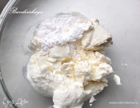 Готовим крем. Взбиваем сливочный сыр, творог, сок лимона и сахарную пудру до однородности.