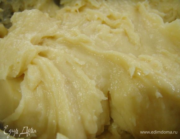 В тесто (комнатной температуры) ввести 4 яйца (по одному). Отсадить массу кондитерским мешком на противень, либо чайной/кофейной ложкой вручную.
