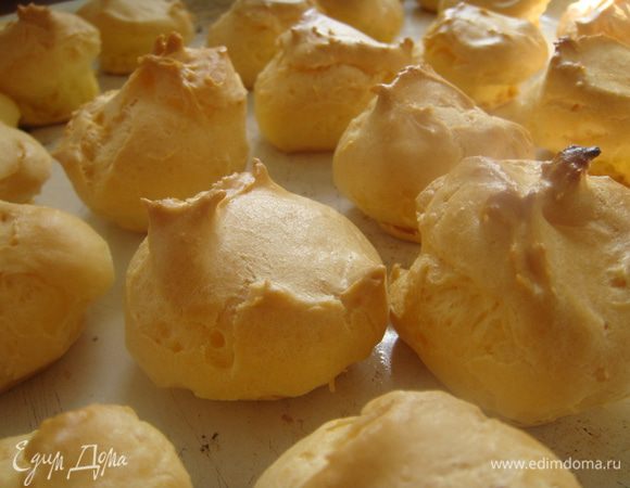 Выпекать эклеры строго! при самой высокой t первые 10-15 минут, позже t снизить до средней (меньше средней) и выпекать еще столько же. Дверцу духового шкафа в течении всей выпечки изделий не открывать! Готовые пирожные охладить.