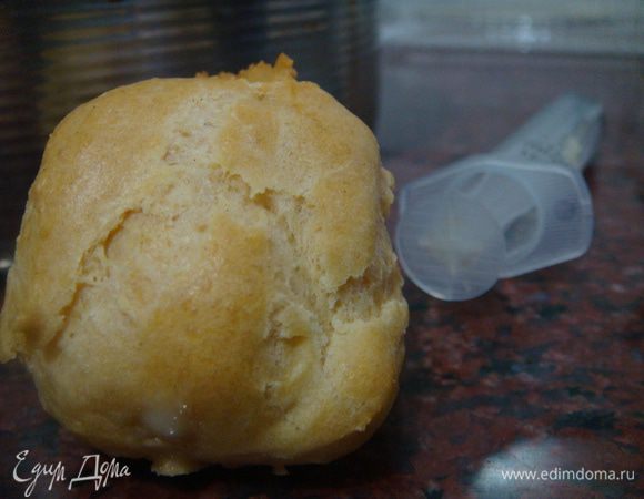 Готовые профитроли начинить,с помощью обычного либо кондитерского мешка. Подавать под шоколадным соусом, с шариком ванильного либо любого иного мороженого, украшенного листиком мяты.