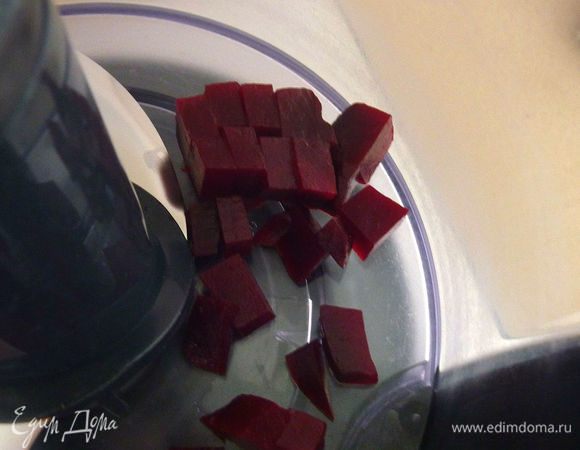 Свеклу очистить и варить около часа в небольшом количестве воды или запечь в духовке, обернув фольгой. Остудить и нарезать кубиками.
