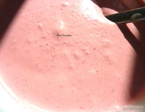 Взбить все ингредиенты в кухонном комбайне, если получается густовато, можно добавить воды, отрегулировать специи по вкусу. 
