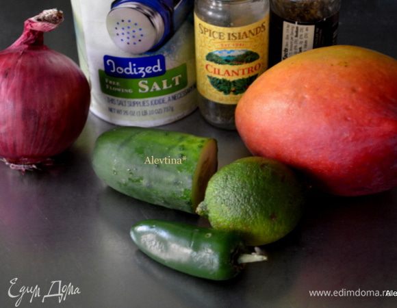 Порезать мелкими кубиками очищенный манго, огурец, халапеньо без семян, луковицу красную, порубить кинзу, посолить и поперчить, сбрызнуть соком лайма. Все взбить в блендаре до пюре.