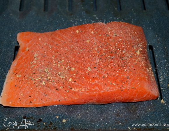 Выложить рыбу на противень,посолить и поперчить. Готовим на гриле или в духовке на 200 гр. 10 мин. или до готовности рыбки.