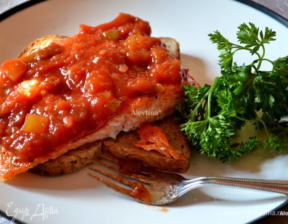 Подаем к столу рыбу и поверх манговую сальсу с зеленью. Приятного аппетита.