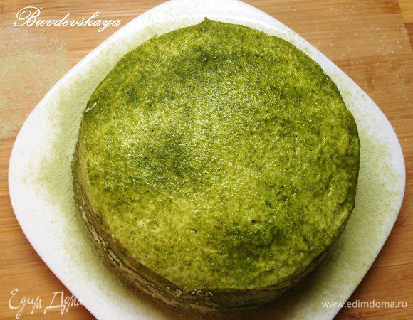 Смешиваем сахарную пудру с чаем Матча  и посыпаем  через мелкое ситечко торт. Вынимаем из морозилки снежинки, снимаем их с бумаги и выкладываем на торт. В центр снежинок выкладываем по сахарной бусине. Аккуратно переносим торт на красивое блюдо и подаем на стол (или ставим не надолго в холодильник до прихода гостей).  Разрезать торт лучше сухим, но горячим ножом, чтобы получался красивый срез. ENJOY ! 