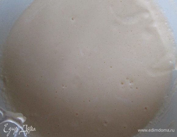 Добавить сметану и взбить. По одному добавлять яйца, хорошенько перемешивая. 