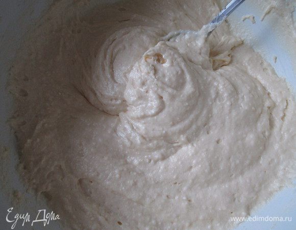 Муку, разрыхлитель и соду просеять. Добавить сухую смесь к яично-сметанной массе. Перемешать.