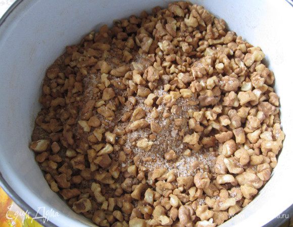Рубленные грецкие орехи смешать с оставшимся сахаром и корицей. Грецкие орехи можете порубить в мелкую крошку. Нам нравится крупная крошка.