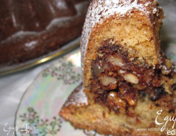 Выпекать кекс в заранее разогретой до 170 градусов духовке около 1 часа. Готовность проверьте деревянной шпажкой. По желанию посыпать сахарной пудрой. Приятного аппетита! 