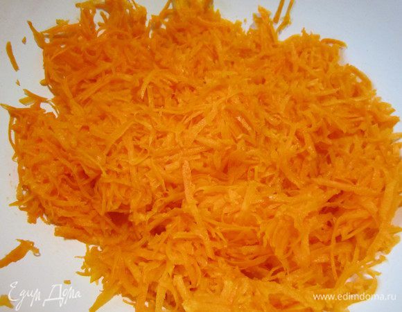 Натереть очищенную тыкву на крупной терке. Залить молоком и варить на маленьком огне до мягкости.