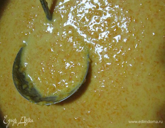 Тыкву охладить, смешать с мукой, солью, яйцами. Возможно вам понадобится больше или меньше муки.