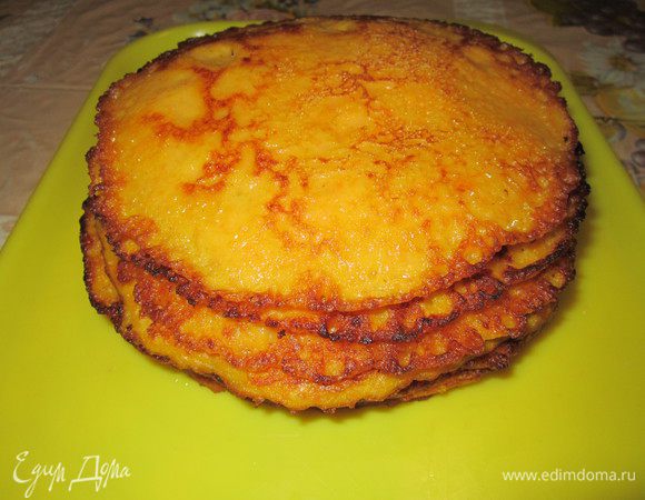 Выпечь на смазанной растительным маслом сковороде блинчики. Первый блин у меняя получился комом. Он был большого диаметра, и мне не удалось его перевернуть. Муку я не стала добавлять, чтобы блинчики остались мягкими. Поэтому решила испечь блинчики около 13-14 см в диаметре, которые хорошо переворачивались. Очень важно - их нужно охладить.