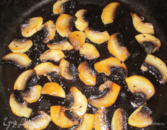 Грибы помыть, почистить, высушить, нарезать пластинками и обжарить на растительном масле. 