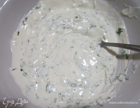 Для крема майонез смешать с измельчённым чесноком (приблизительно 3 зубчика), сметаной, рубленой зеленью. 