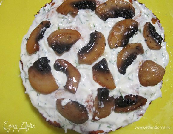 Тыквенные блинчики складывать один на другой, прослаивая кремом и жареными грибами. Поставить на несколько часов (а лучше на ночь) в холодильник. 