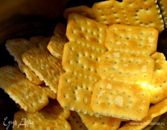 Для основания чизкейков печенье размолоть в мелкую крошку.