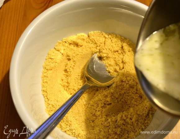 Сливочное масло растопить и добавить к крошке печенья... Перемешать до получения влажной рассыпчатой массы.