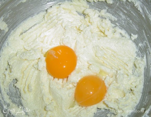 Начинаем с приготовления теста, для этого смешиваем размягченное сливочное масло, сахар, соль с помощью миксера, затем добавляем два желтка, 