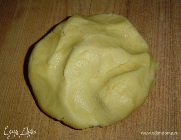перемешиваем, добавляем муку и замешиваем тесто. От теста отделяем небольшой кусочек, руками растираем его в крошку, складываем в миску, охлаждаем, а остальное тесто заворачиваем в пищевую пленку и отправляем в холодильник на полчаса.