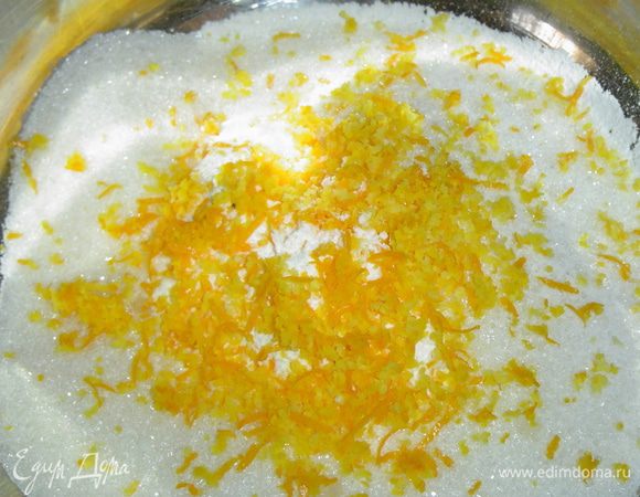 Пока тесто отдыхает приступаем к приготовлению начинки, для этого смешиваем просеянную муку, сахар, ванильный сахар и цедру апельсина, 