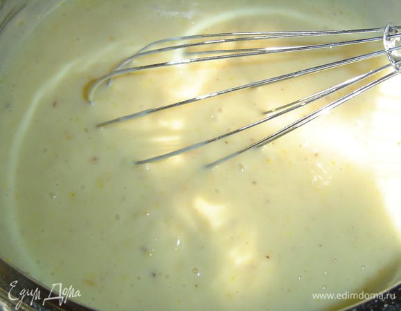 Полученную массу ставим на медленный огонь и варим до загустения, постоянно помешивая., затем даем крему остыть.