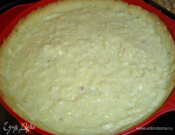 Корж немного охлаждаем и выкладываем в него крем, разравниваем, а сверху посыпаем крошкой, которую мы приготовили из теста.