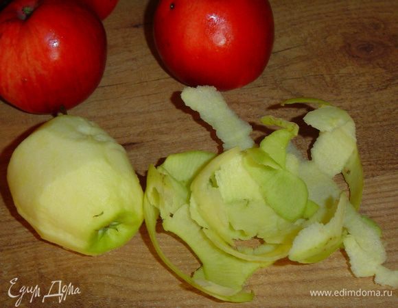 А теперь приступаем к украшению, мастерим цветы. Для этого с яблок овощечисткой срезаем кожицу и мякоть тоненькими ленточками,