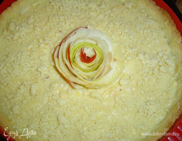 из которых сворачиваем розы и выкладываем их на крем. 